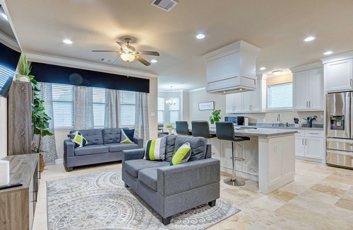 Central Southwest House | Modern Retreat Near Med Center – Quick Drive to NRG!