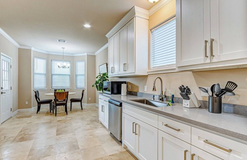 Central Southwest House | Modern Retreat Near Med Center – Quick Drive to NRG!