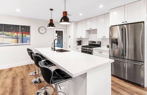 Cox Heights House | Modern Retreat Near Old Town