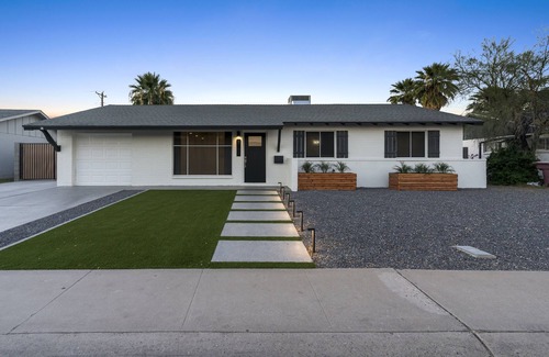 Cox Heights House | Modern Retreat Near Old Town
