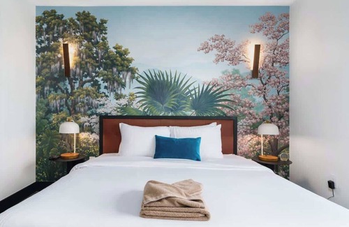 Berkeley Hotel | Modern Retreat w/Balcony Views + Stunning Rooftop Patio