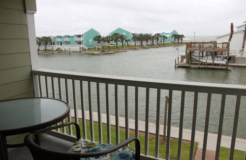 Rockport House | Modern retreat with a humble twist on the water.