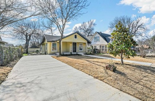 South Dallas - Fair Park House | Modern Retreat with Pool Table