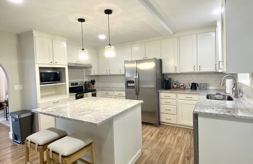 Cedar Hills House | Modern Retro Chic 3B/2BR House in Beaverton, OR
