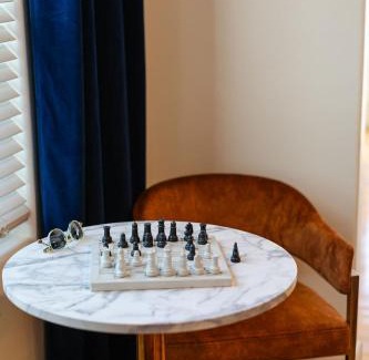 Hillcrest House | Modern Retro Close to DT, Zoo, Parking, Hot Tub