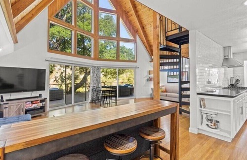 Cloverdale House | Modern Riverfront Home, sleep 8, Spa, WiFi, BBQ