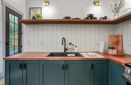 New Plymouth Cabin | Modern Romantic Getaway Cabin - Hocking Hills