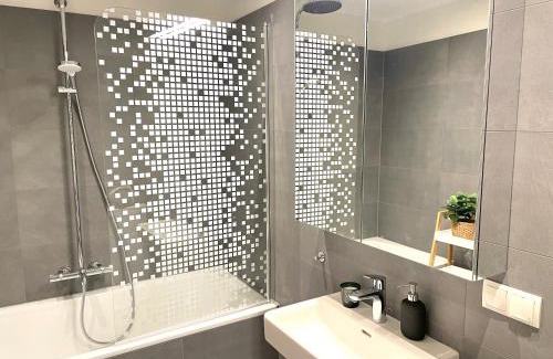 Donaustadt Apartment | Modern Rooftop Apartment with Free Parking