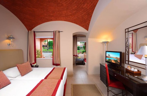 Makadi Bay Resort | Modern Room with Outdoor Pool Near Hurghada's Best Attractions and Beaches