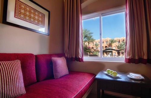 Makadi Bay Resort | Modern Room with Outdoor Pool Near Hurghada's Best Attractions and Beaches