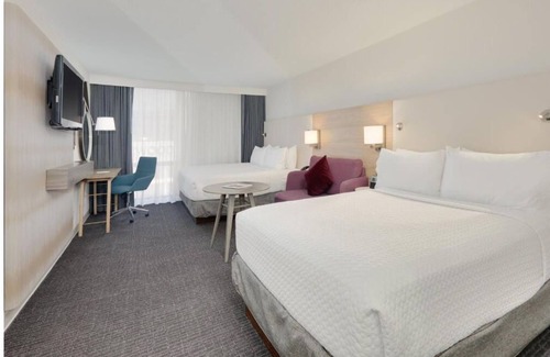 Downtown Dallas Hotel | Modern Room & Fine Dining in Downtown Dallas! Outdoor Pool!