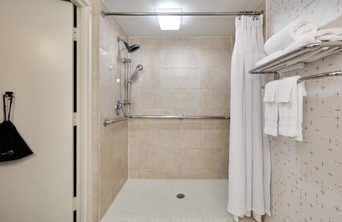 Downtown Dallas Hotel | Modern Room & Fine Dining in Downtown Dallas! Outdoor Pool!