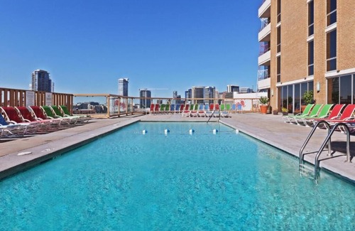 Downtown Dallas Hotel | Modern Room & Fine Dining in Downtown Dallas! Outdoor Pool!