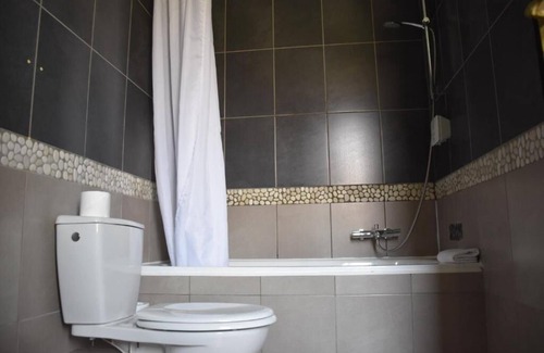 Sanary-sur-Mer Hotel | Modern Room near Le Sana Beach with Lush Gardens | Private Parking