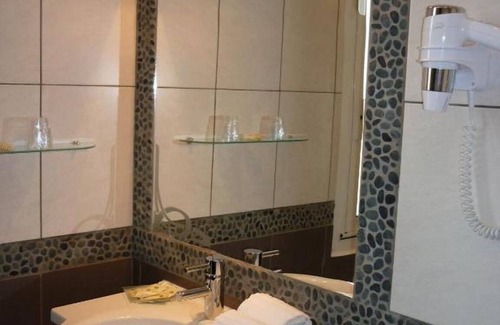 Sanary-sur-Mer Hotel | Modern Room near Le Sana Beach with Lush Gardens | Private Parking