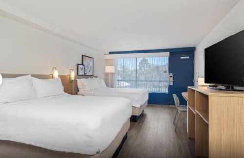 Hilton Head Island Hotel | Modern Room w/Complimentary Breakfast & Pool Access