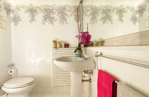 Parma Bed & Breakfast | Modern room with bathroom