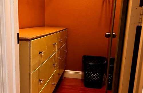 Orlando House | Modern Room With Shared Bathroom