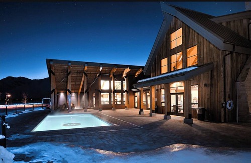 Hailey House | Modern Rustic 3 Bedroom with Pool, Hottub and Fitness Center