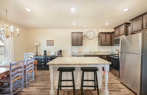 Gentry House | Modern-Rustic Gentry Stay Quiet & Comfortable