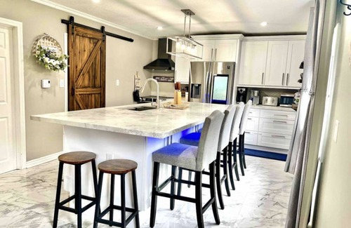 Bracebridge Cottage | Modern/Rustic Home on 8 Acres forest *HOT TUB*