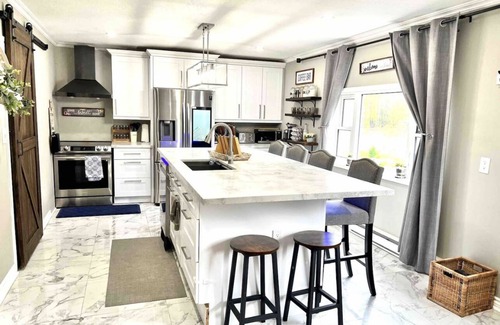 Bracebridge Cottage | Modern/Rustic Home on 8 Acres forest *HOT TUB*