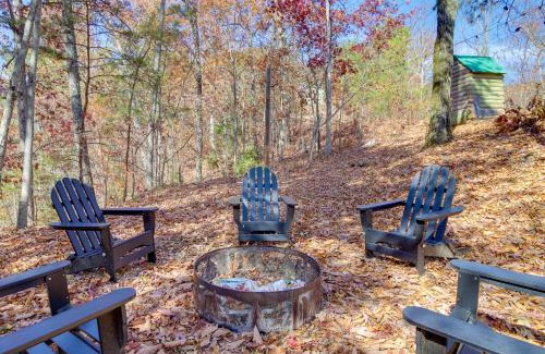 Cosby House | Modern-Rustic Love Cabin in Cosby Deck and Grill