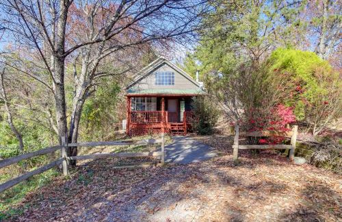 Cosby House | Modern-Rustic Love Cabin in Cosby Deck and Grill
