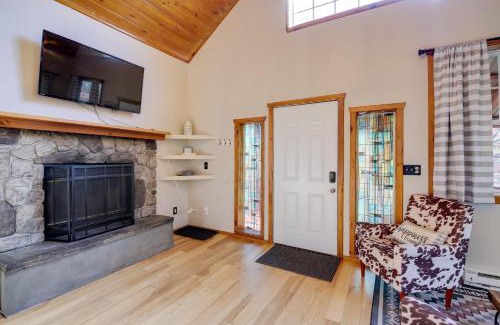 Cosby House | Modern-Rustic Love Cabin in Cosby Deck and Grill