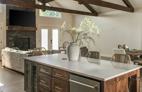 Strafford House | Modern Rustic Retreat, Spacious 6 Bedroom Home on 33acres with Private Pond