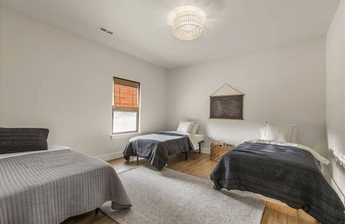 Strafford House | Modern Rustic Retreat, Spacious 6 Bedroom Home on 33acres with Private Pond