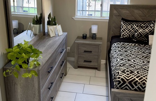 University Heights Apartment | Modern Sagebrush Cottage. 1-bedroom Desert tranquility near UNM & Nob Hill