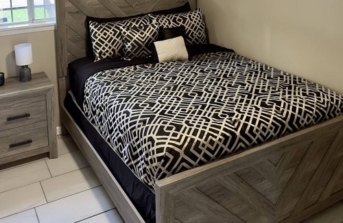 University Heights Apartment | Modern Sagebrush Cottage. 1-bedroom Desert tranquility near UNM & Nob Hill