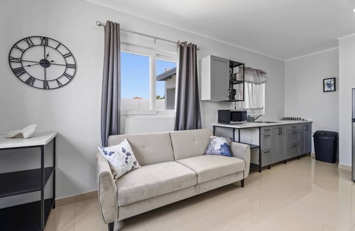 Boroncana Apartment | Modern Saliña Cerca Retreat | Pool & BBQ Near Beaches