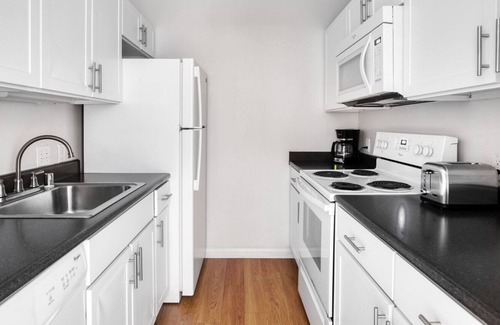 Central San Mateo Apartment | Modern San Mateo 1BR w/ W/D, BBQ & Pool, nr Caltrain, by Blueground