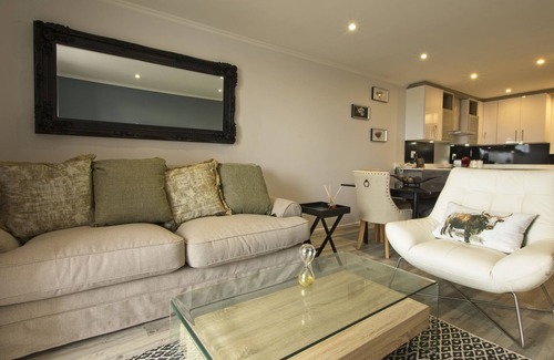 Pollok Beach Hotel | Modern Seaview Apartment