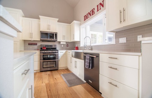 Sisters House | Modern Secluded Spacious Home, Family Friendly forest view in Sisters
