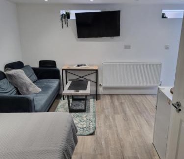 Woodhouse Apartment | Modern self contain studio Own Private Access