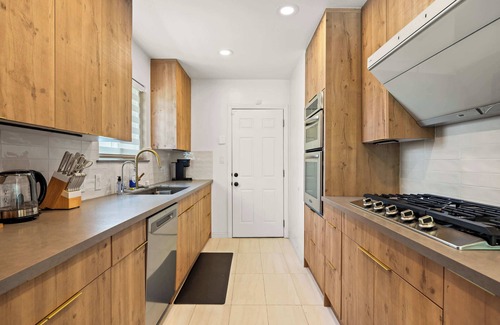 Walnut Valley House | Modern Serenity Near LA Tranquil 3BR Stay
