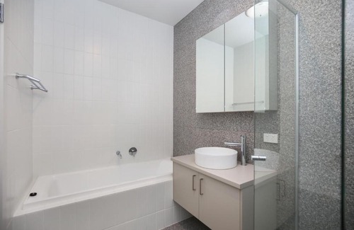 Oaklands Park House | Modern Share house, private bedroom with double size bed, 7min to beach
