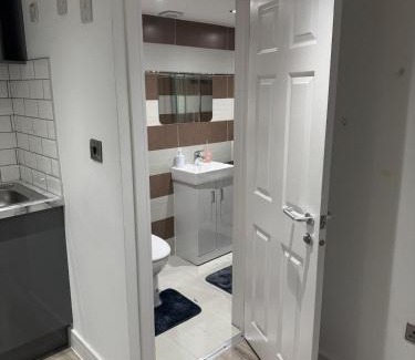 Sheffield Apartment | Modern Sheffield Studio WiFi Parking, Smart TV
