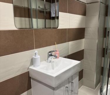 Sheffield Apartment | Modern Sheffield Studio WiFi Parking, Smart TV