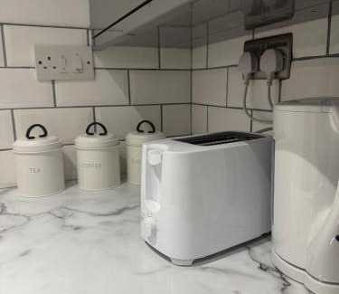 Sheffield Apartment | Modern Sheffield Studio WiFi Parking, Smart TV