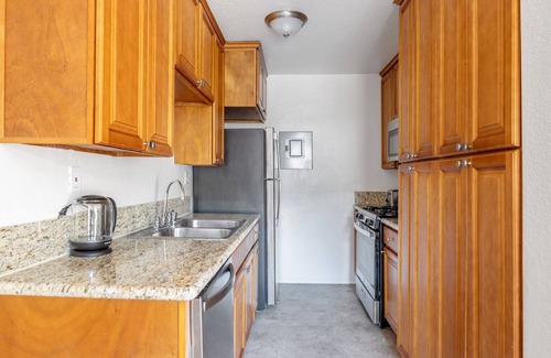 Sherman Oaks Apartment | Modern Sherman Oaks 2BR w/Gym, Courtyard, near WF + TJ, by Blueground