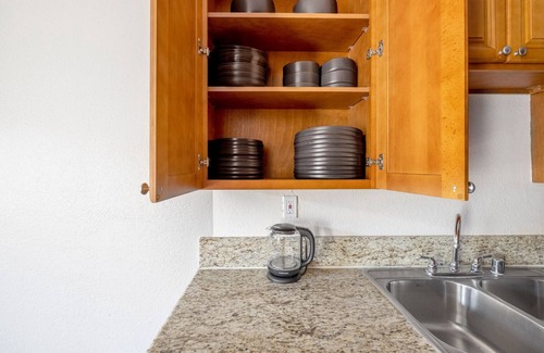 Sherman Oaks Apartment | Modern Sherman Oaks 2BR w/Gym, Courtyard, near WF + TJ, by Blueground