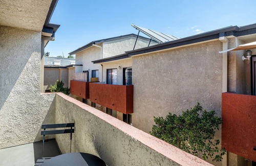 Sherman Oaks Apartment | Modern Sherman Oaks 2BR w/Gym, Courtyard, near WF + TJ, by Blueground
