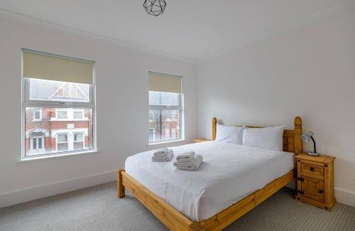 Stratford House | Modern Simplicity 10mins from Westfield, Stratford