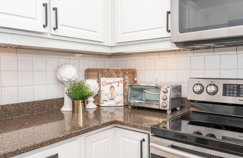 Columbia-Tusculum House | Modern Single Family Retreat - City Near!