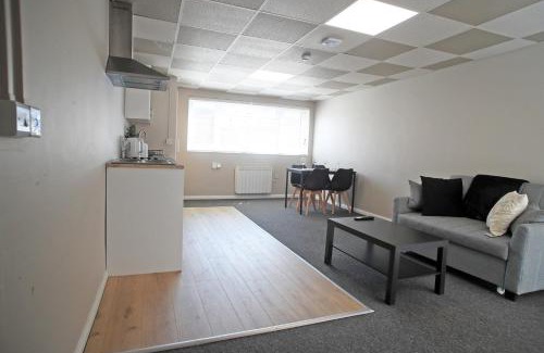Bramcote Apartment | Modern Single-Floor Apartment - Sleeps 8