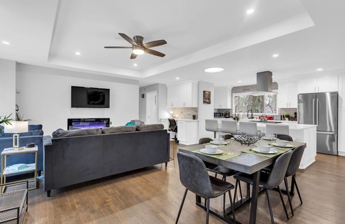 Briarcliff Heights House | Modern single story 3 Bdrm house with 1-Bdrm Guest House, HotTub&SUMMER:Pool